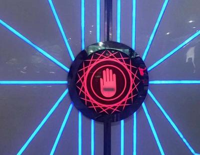 掌紋觸摸電動門「源頭廠家,支持定做」 科技卷簾門的新紀(jì)元