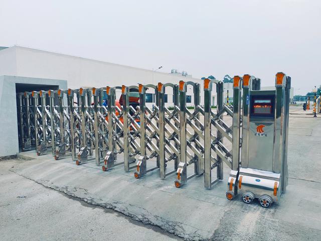 為何電動(dòng)伸縮門日益普及，而卷簾門地位依然穩(wěn)固？——現(xiàn)代門禁系統(tǒng)的雙翼